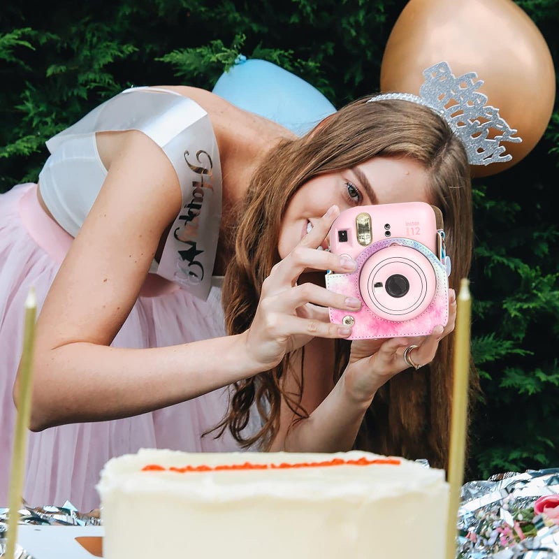 كايول حافظة كاميرا واقية من CAIYOULE لكاميرا Instax Mini 12 الفورية Fuji Mini 12 حافظة من جلد البولي يوريثان مع حزام كتف قابل للتعديل و64 ألبوم صور جيوب - ألوان مائية زرقاء وردية - Image 5